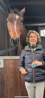Monique de Lambertye et un cheval pie aux écuries de Boutigny (77), près de Meaux